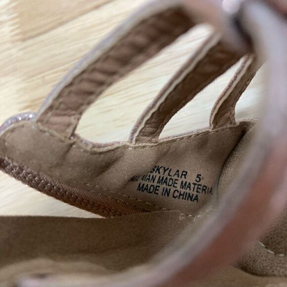 Tahari Baby ‘Skylar’ Gladiator Style Sandal, Metallic Rose Gold Toddler Size 5 - Picture 9 of 12